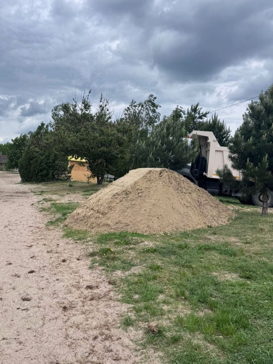 Журавлівський пляж облаштовують до сезону: новий пісок, лежаки та парасолі